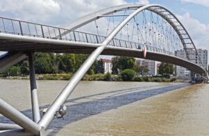 La construcción de puentes resistentes a terremotos requiere de tecnologías innovadoras y un diseño estructural adecuado para prevenir daños en infraestructuras en caso de desastres naturales.