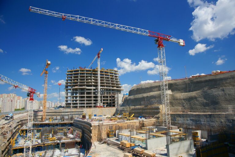 ingeniería estructural en la construcción moderna y cómo los ingenieros estructurales trabajan para garantizar la seguridad y la estabilidad de las estructuras. También se discute cómo los avances en la tecnología y las técnicas de construcción han permitido a los ingenieros estructurales diseñar estructuras más complejas y resistentes a desastres naturales.