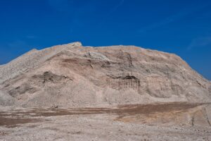 La ingeniería geotécnica avanza en técnicas de análisis y diseño de suelos y rocas para garantizar infraestructuras seguras y estables.